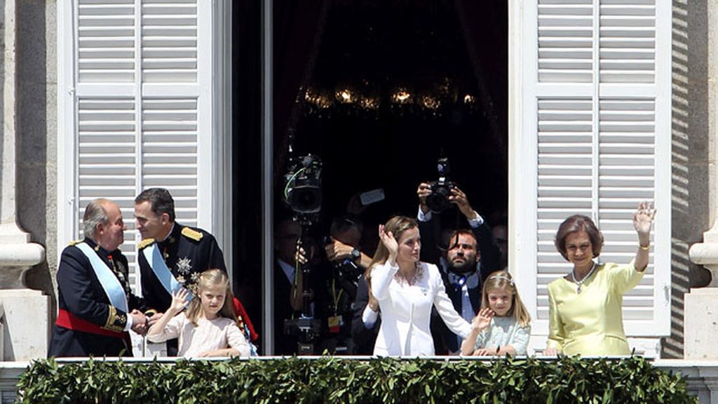 Los Reyes de España, sus hijas y Don Juan Carlos y Doña Sofía saludan