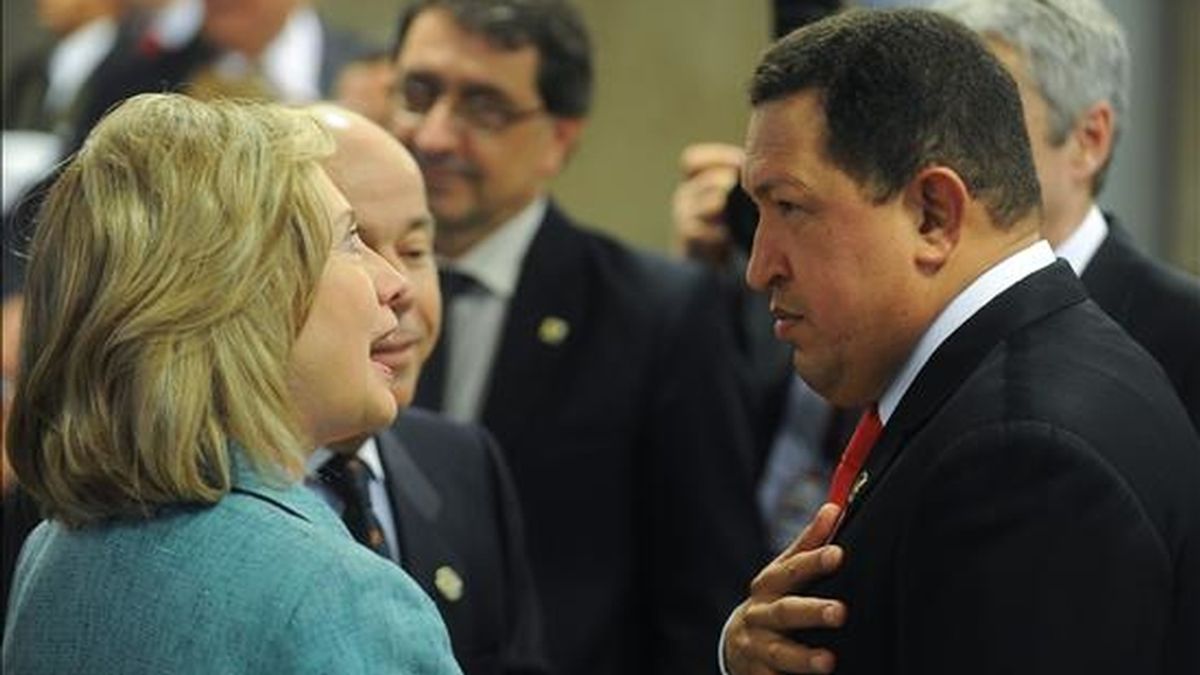 La secretaria de estado estadunidense, Hillary Clinton (i), habla con el presidente venezolano, Hugo Chávez (d), este 1 de enero durante la ceremonia de investidura de la nueva presidenta de Brasil, Dlima Rousseff. EFE