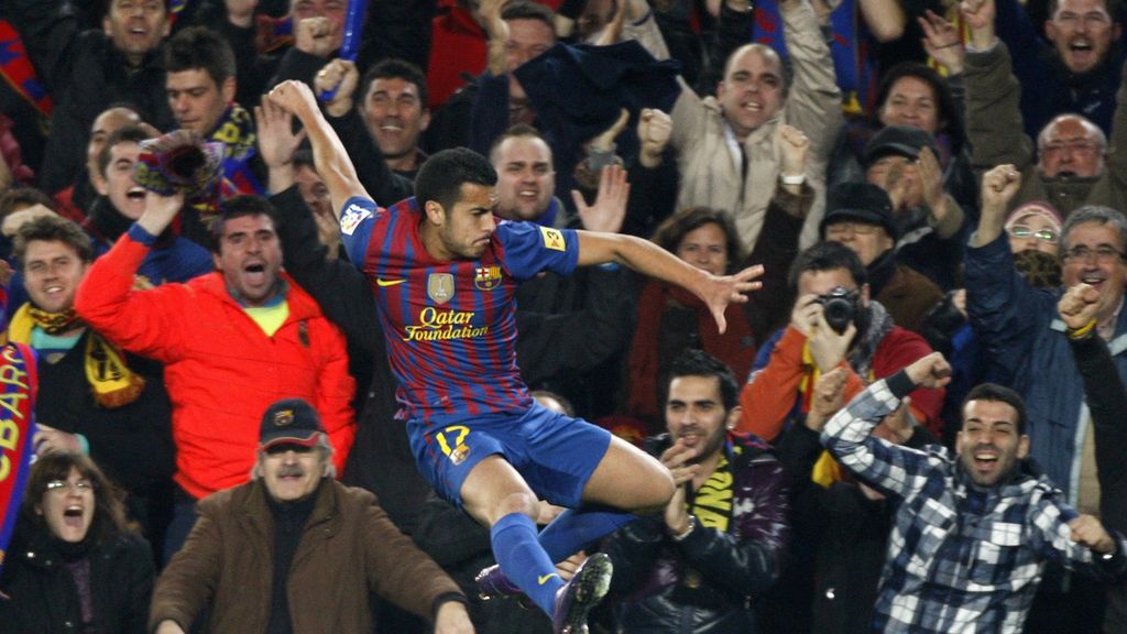 Pedro adelanta al Barcelona y celebra el gol con la afición