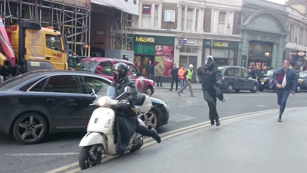 Espectacular robo machete en mano en Londres