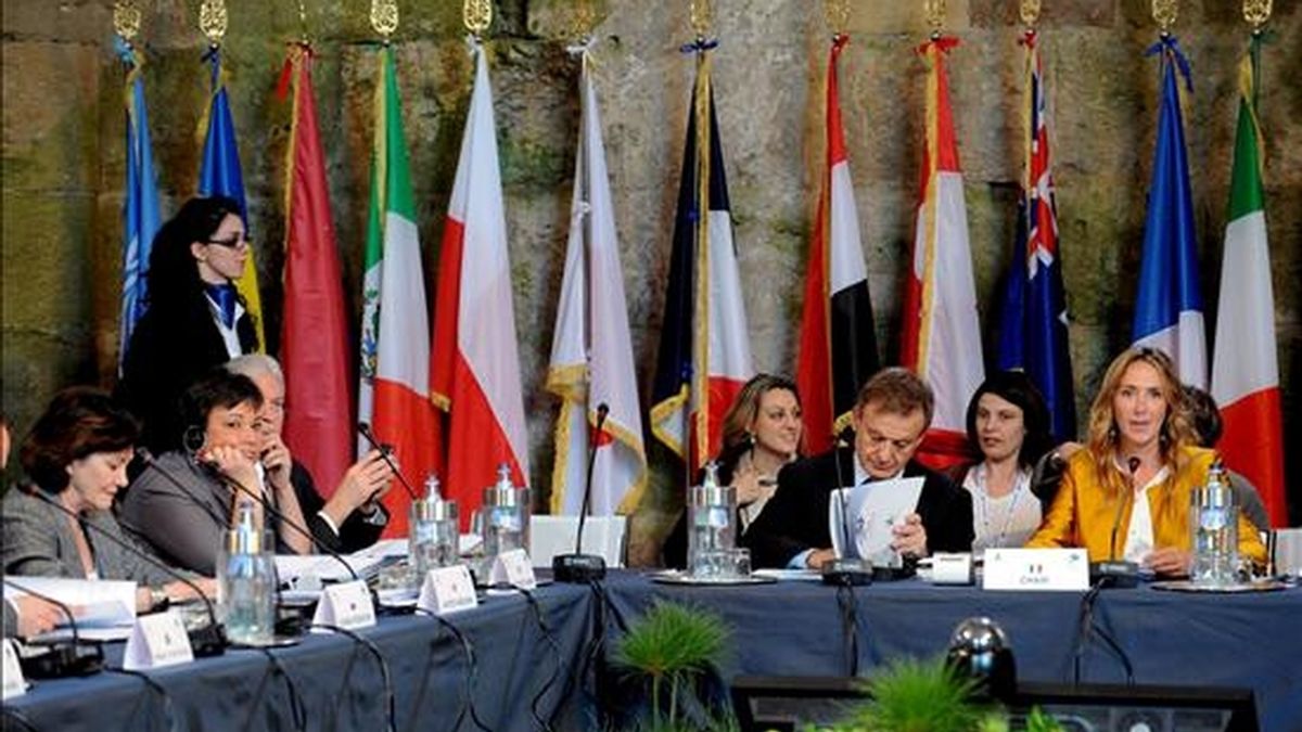 La ministra italiana de Medio Ambiente, Stefania Prestigiacomo (d), preside la sesión vespertina de la segunda jornada de la cumbre del G8 sobre medio ambiente en Siracusa (Sicilia, Italia). La reunión terminó hoy. EFE