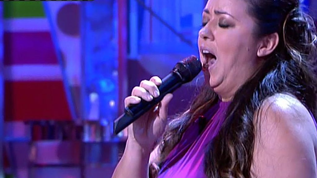 La artista de 'La Voz' canta 'Como una ola' en Sálvame