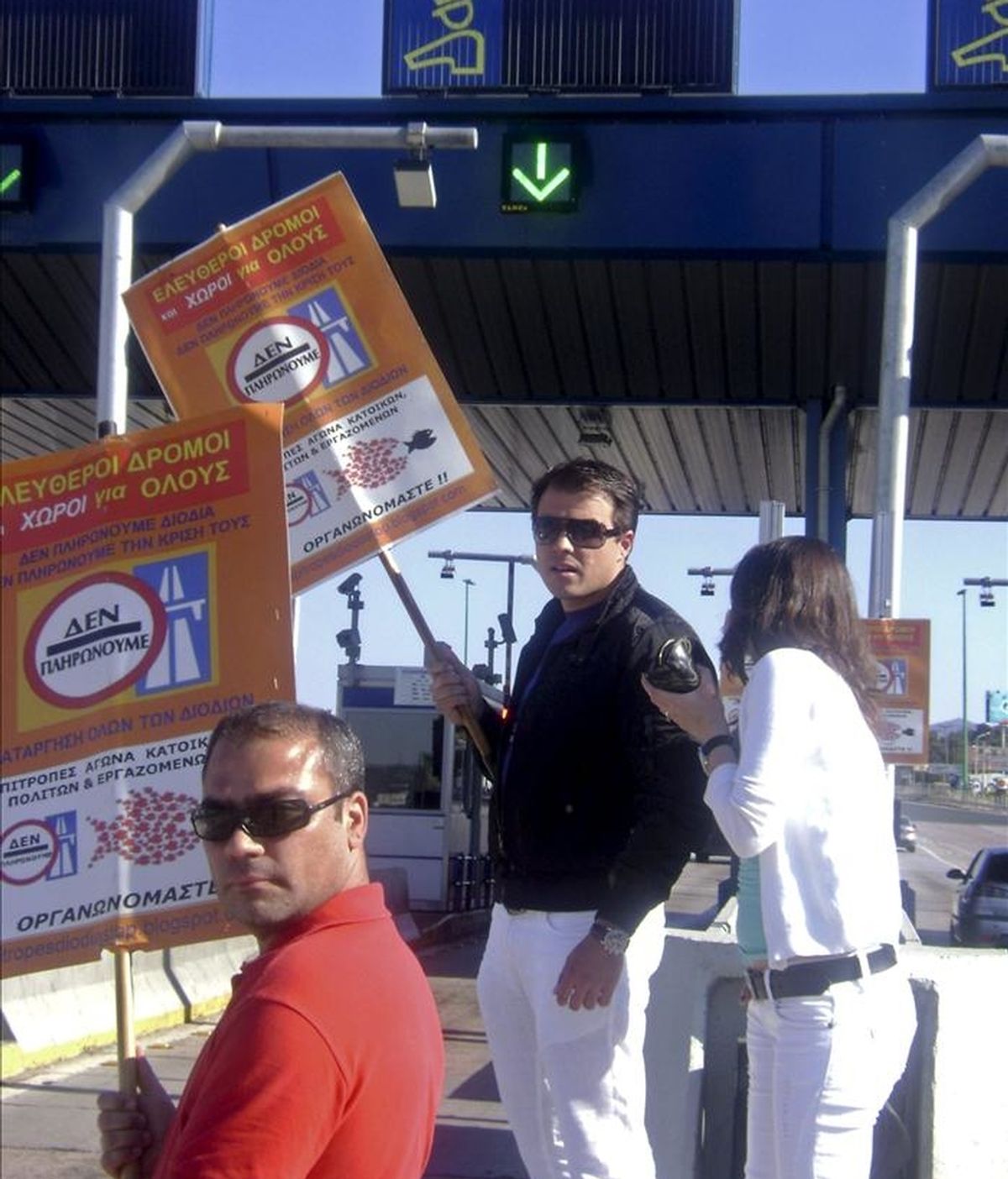 Fotografía facilitada por el movimiento de activistas griegos "No Pago" de varios ciudadanos con pancartas durante una protesta realizada por el coste de los peajes en Atenas. En Grecia, son cada vez más los griegos que deciden no pagar por unos servicios públicos cada vez más caros, y llaman a la desobediencia civil para protestar contra las medidas de ajuste del Gobierno. EFE Fotografía facilitada por el movimiento de activistas griegos "No Pago" de varios ciudadanos con pancartas durante una protesta realizada por el coste de los peajes en Atenas. En Grecia, son cada vez más los griegos que deciden no pagar por unos servicios públicos cada vez más caros, y llaman a la desobediencia civil para protestar contra las medidas de ajuste del Gobierno. EFE