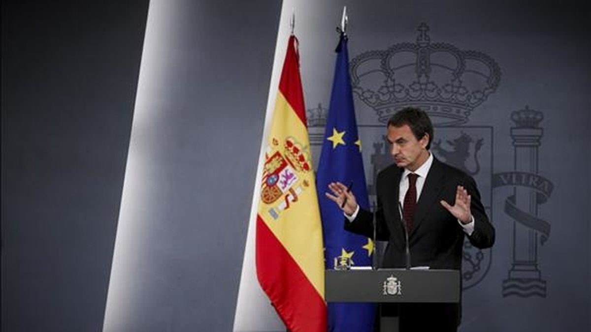 El presidente del Gobierno, José Luis Rodríguez Zapatero, durante la rueda de prensa que ofreció hoy en el Palacio de la Moncloa para anunciar una amplia remodelación de su gabinete, tras comunicársela al Rey en el Palacio de la Zarzuela. EFE