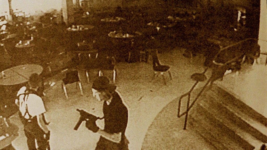 Imagen de archivo de los asesinos de Columbine durante la matanza