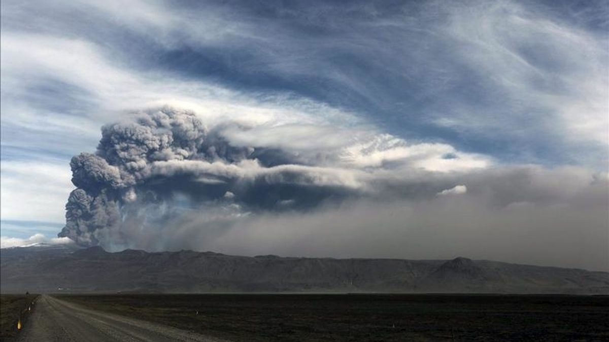 Vista del volcán Eyjafjallajokull, en Islandia, cuya erupción hace un año, el 16 de mayo, provocó el caos aereo en toda Europa. EFE/Archivo