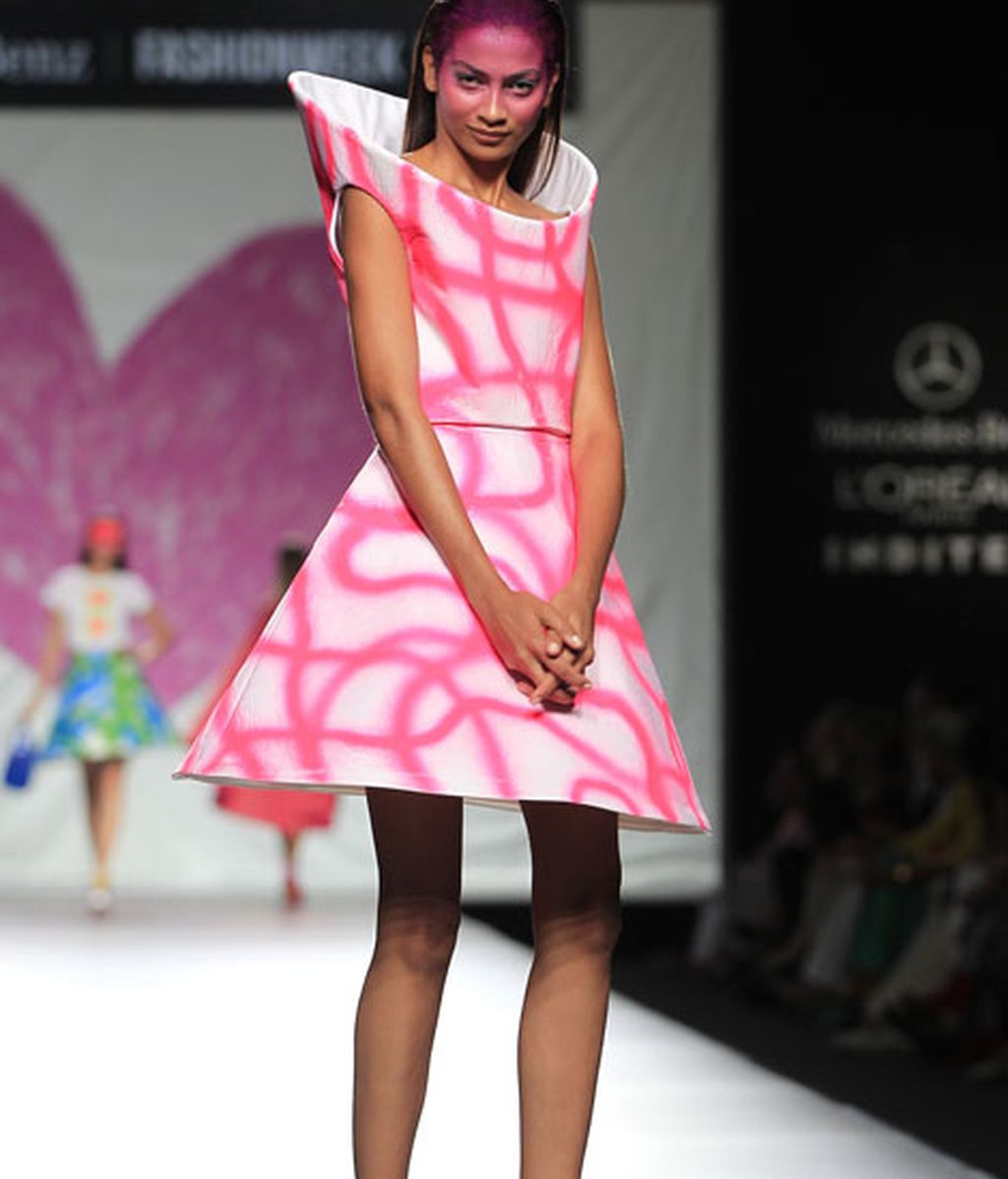 Ágata vuelve a jugar con el color