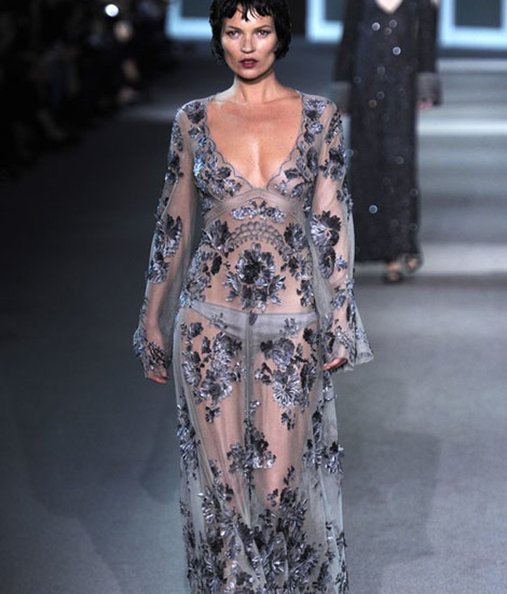 Desfila en la pasarela de París para el diseñador de Louis Vuitton