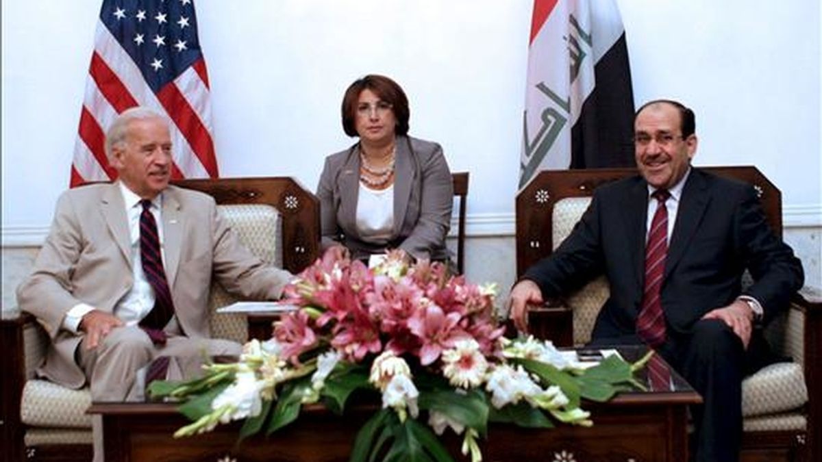 Fotografía facilitada por el Gobierno de Irak que muestra al primer ministro iraquí, Nuri al Maliki (d), durante un encuentro con el vicepresidente de Estados Unidos, Joe Biden (i), en Bagdad este  domingo. EFE/Gobierno de Irak
