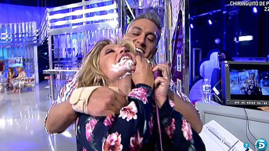 Lydia Lozano acaba llena de crema