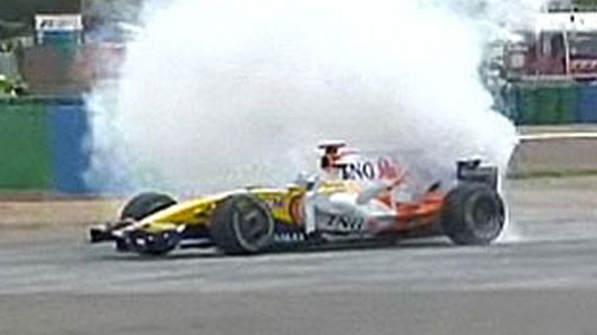 Momento de la rotura del motor del R-28 de Alonso.