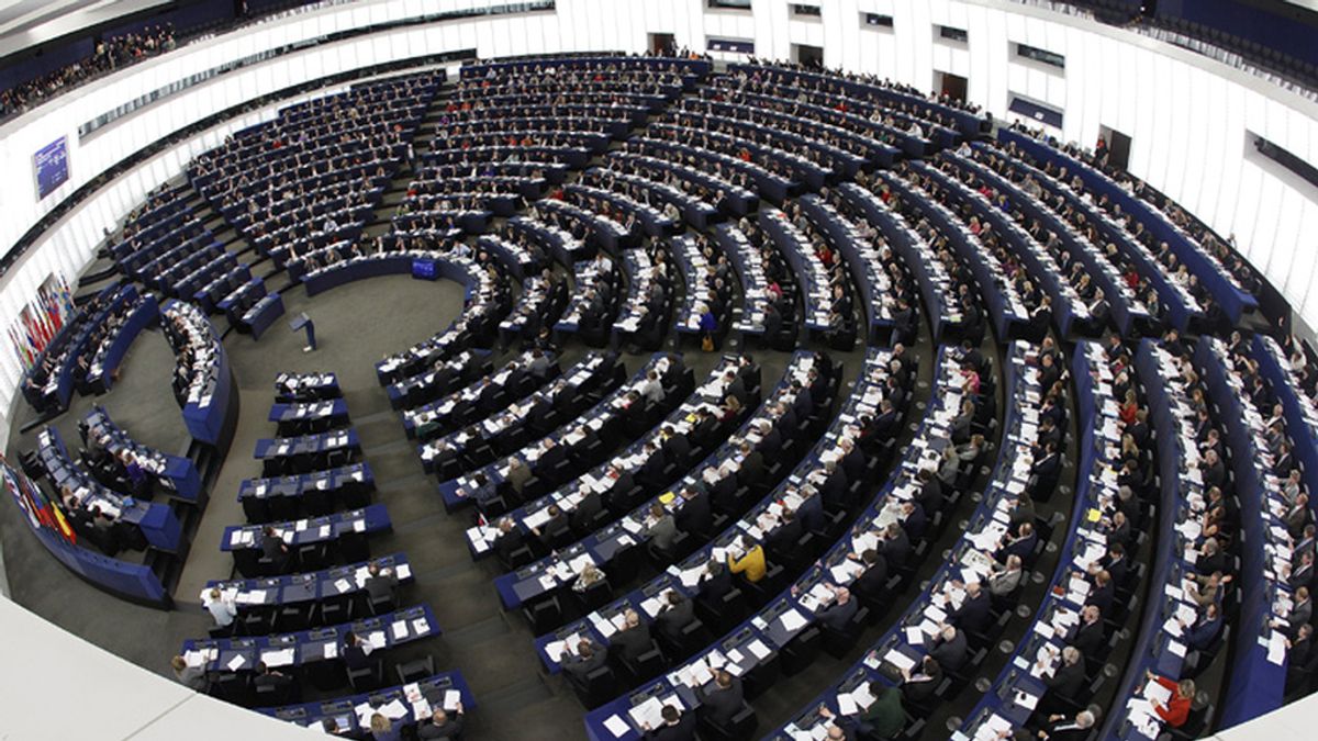 Miembros del europarlamento votan en una sesión.