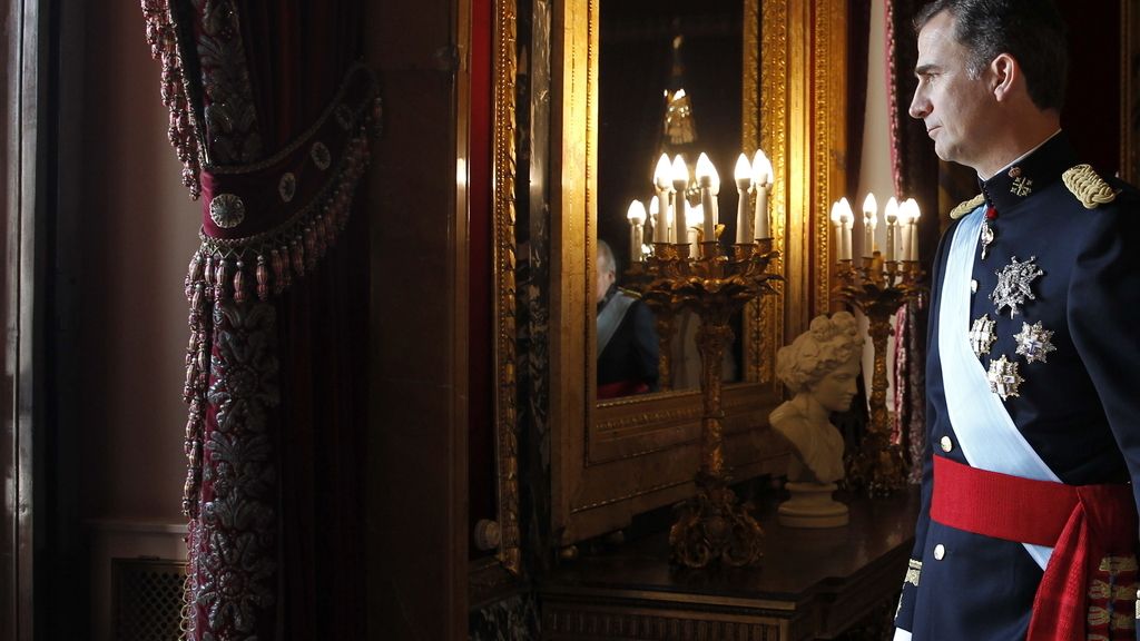 El rey Felipe VI se dirige al balcón central del Palacio Real