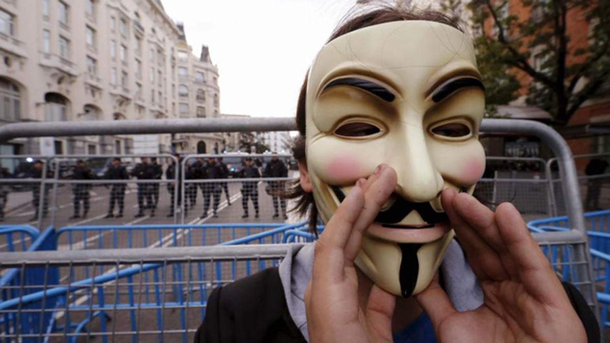 Un hombre con una careta de 'Anonymous' se manifiesta en la Carrera de San Jerónimo en Madrid