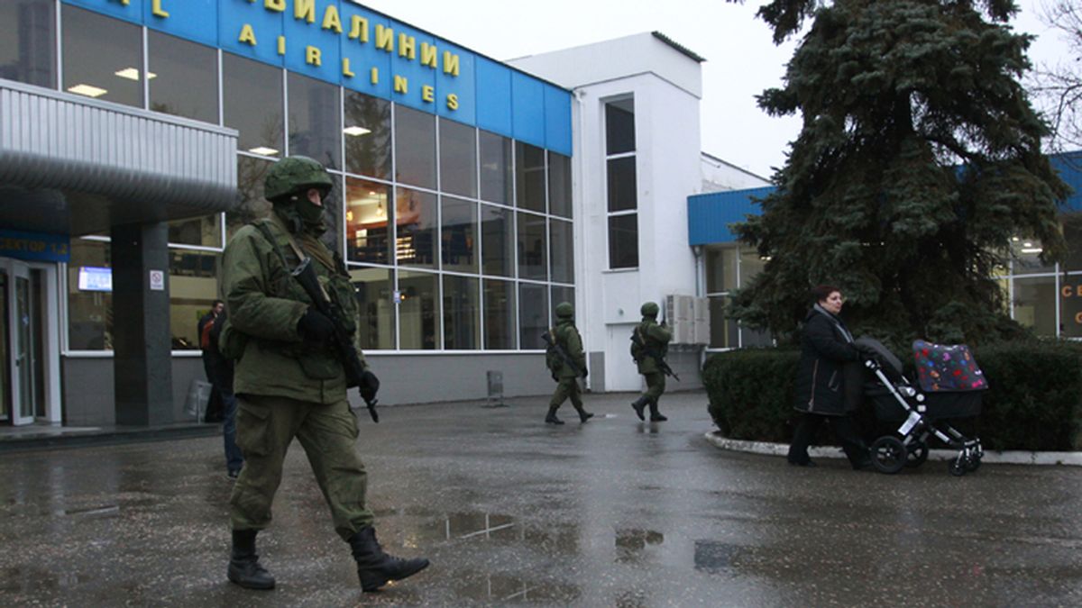 Un soldado sin identificación patrulla en la entrada principal del aeropuerto de Sinferopol, capital de Ucrania