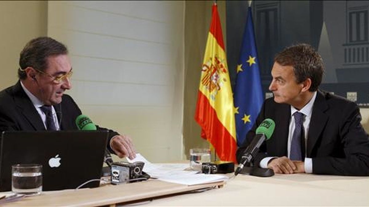 El presidente del Gobierno, José Luis Rodríguez Zapatero (d), durante la entrevista que le ha realizado hoy Carlos Herrera (i), presentador del programa 'Herrera en la Onda' de Onda Cero, en el Palacio de la Moncloa. EFE