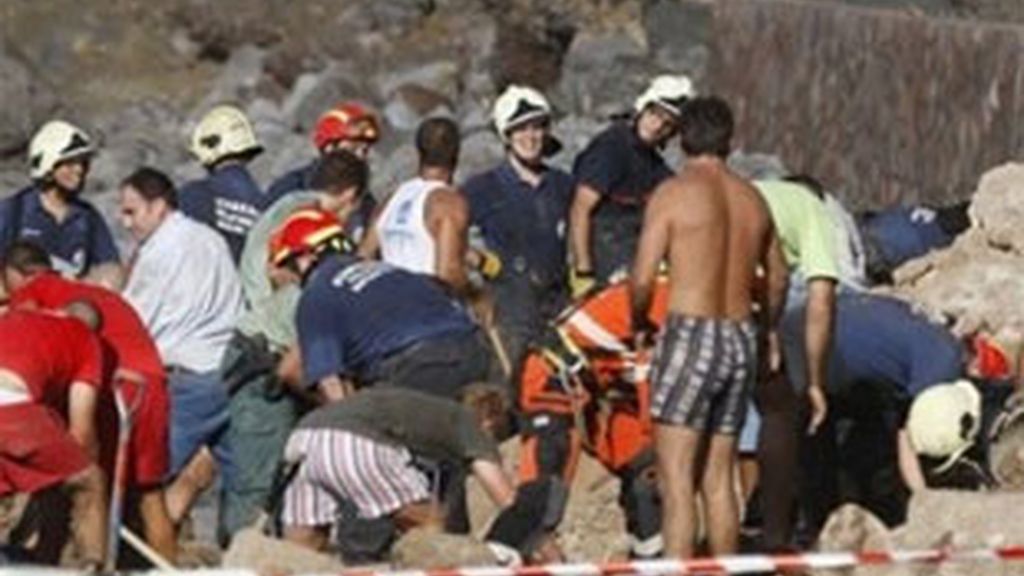 Los servicios de emergencias trabajaron hasta última hora del domingo para descartar que hubiera más fallecidos. Vídeo: Informativos Telecinco.