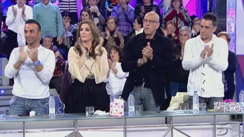 No logran reprimir las lágrimas ante la entereza de la periodista