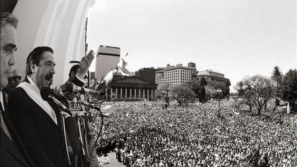 Fotografía de archivo del 10 de diciembre de 1983 del ex presidente argentino Raúl Alfonsín (i), durante un discurso desde el Cabildo frente a la Plaza de Mayo, en Buenos Aires. EFE/Archivo