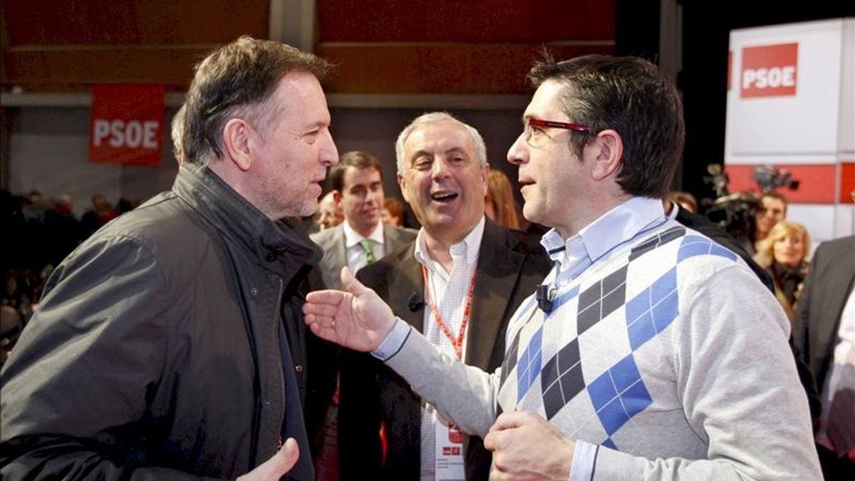 El presidente aragonés y secretario de Organización del PSOE, Marcelino Iglesias (i), conversa con el lehendakari, Patxi López, al término de la mesa redonda sobre los servicios públicos autonómicos celebrada esta tarde durante la Convención Autonómica Socialista que ha comenzado hoy en la Sala Multiusos del Auditorio de Zaragoza. EFE El presidente aragonés y secretario de Organización del PSOE, Marcelino Iglesias (i), conversa con el lehendakari, Patxi López, al término de la mesa redonda sobre los servicios públicos autonómicos celebrada esta tarde durante la Convención Autonómica Socialista que ha comenzado hoy en la Sala Multiusos del Auditorio de Zaragoza. EFE