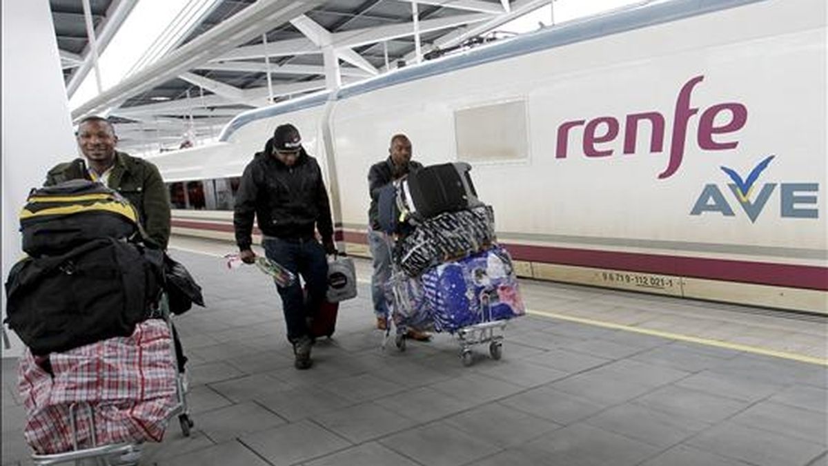 Los primeros viajeros del AVE Madrid-Valencia llegaron hoy procedentes de la capital a la estación de Joaquín Sorolla. EFE Los primeros viajeros del AVE Madrid-Valencia llegaron hoy procedentes de la capital a la estación de Joaquín Sorolla. EFE