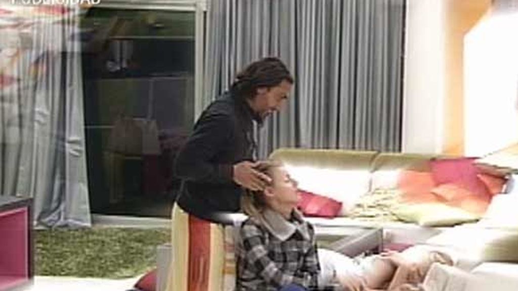 Melanie y Ángel, masajes y caricias