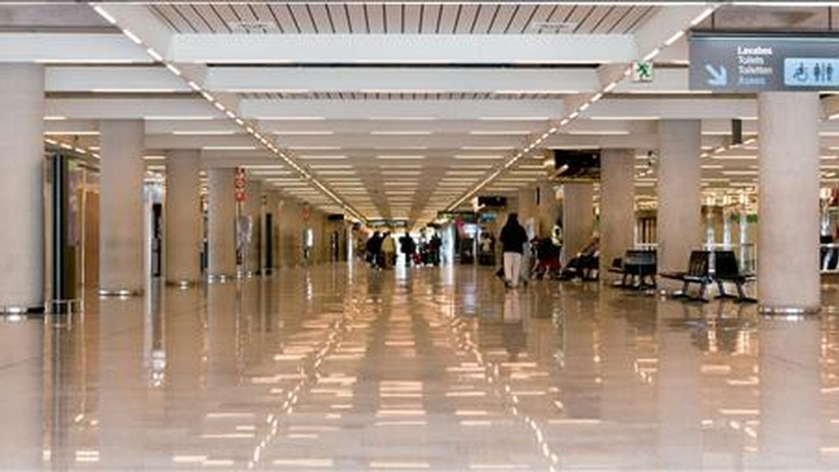 La terminal en el aeropuerto de Son San Joan, en Palma de Mallorca, cuyo cierre provocado por el abandono masivo del puesto de trabajo de los controladores aéreos ha afectado ya a miles de viajeros. EFE