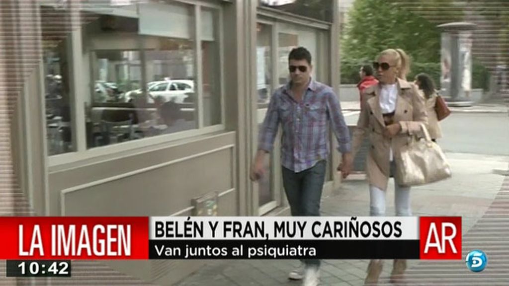 La pareja se ha dejado ver muy cariñosa camino a la consulta