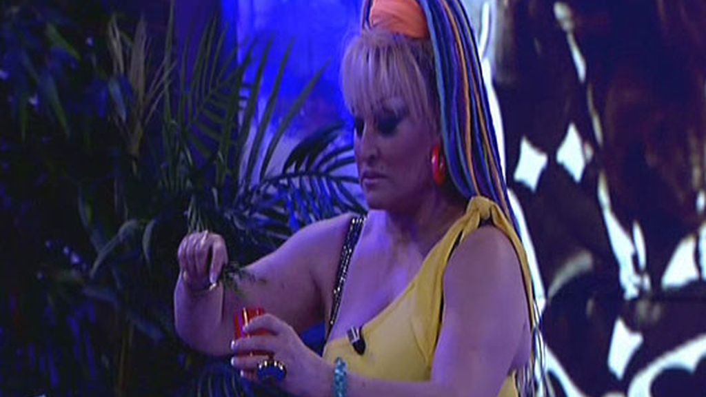 Aramís Fuster simula un exorcismo