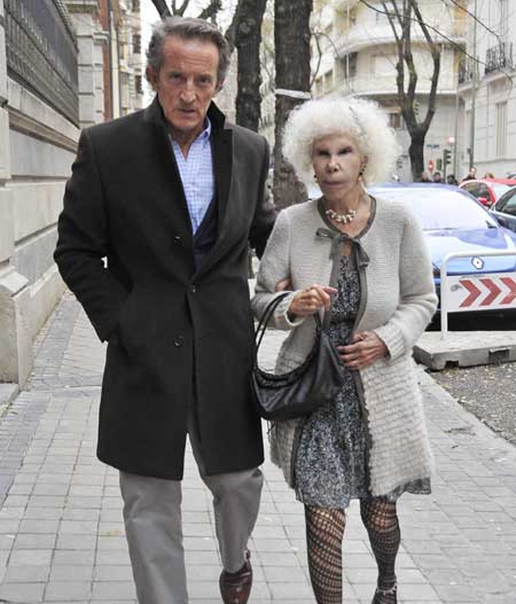 La Duquesa de Alba y Alfonso Díez, paseo y comida de Navidad