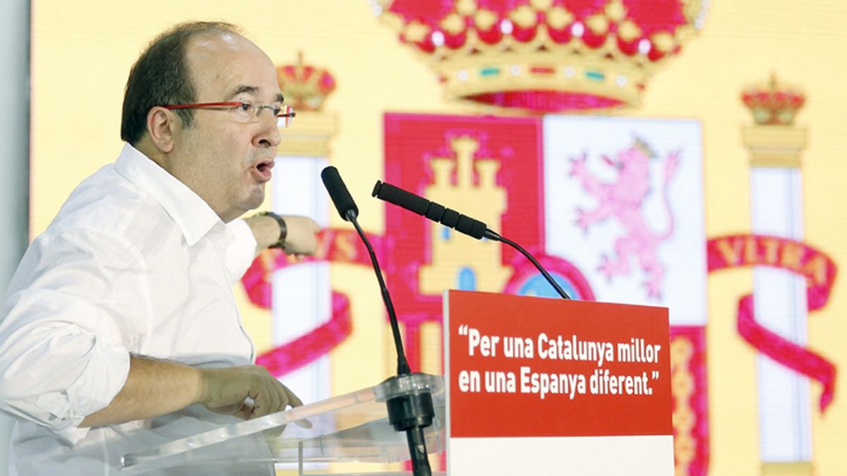 Miquel Iceta hace campaña junto a una bandera de España