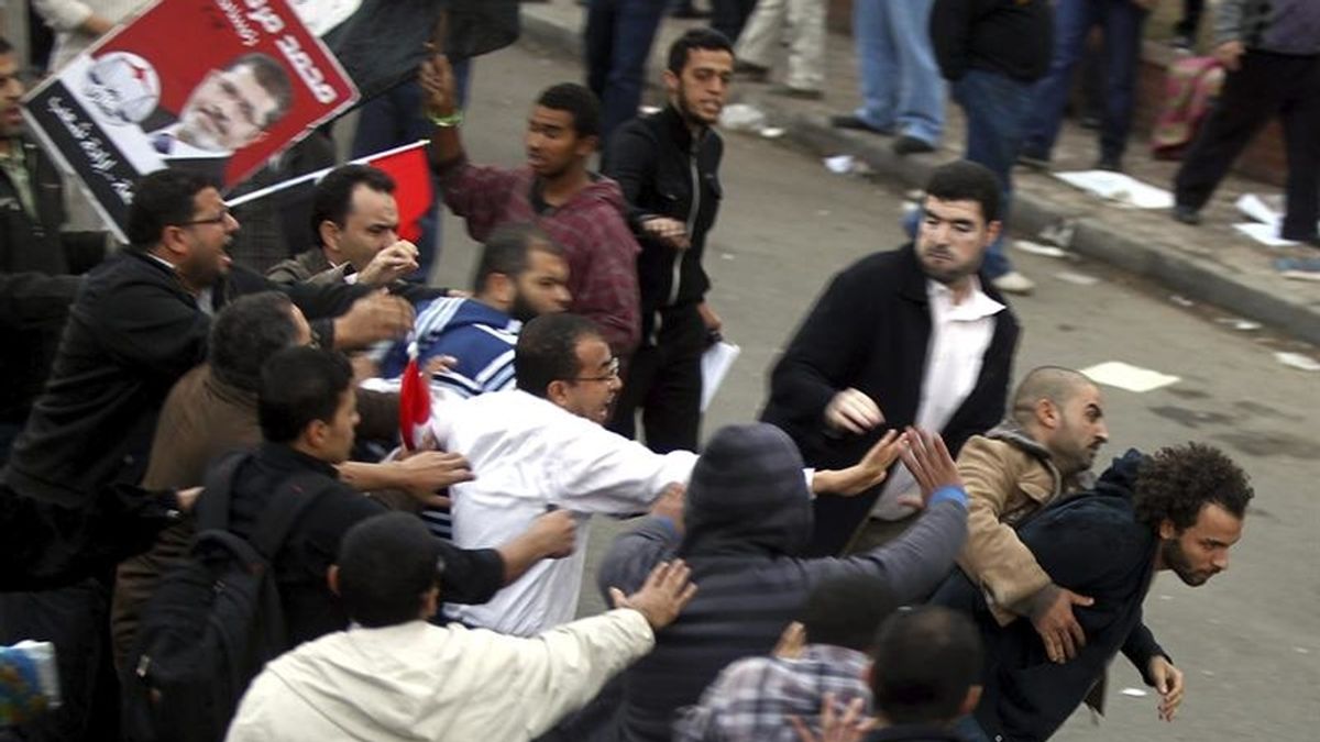 Violencia entre partidarios y detractores de Mursi en El Cairo