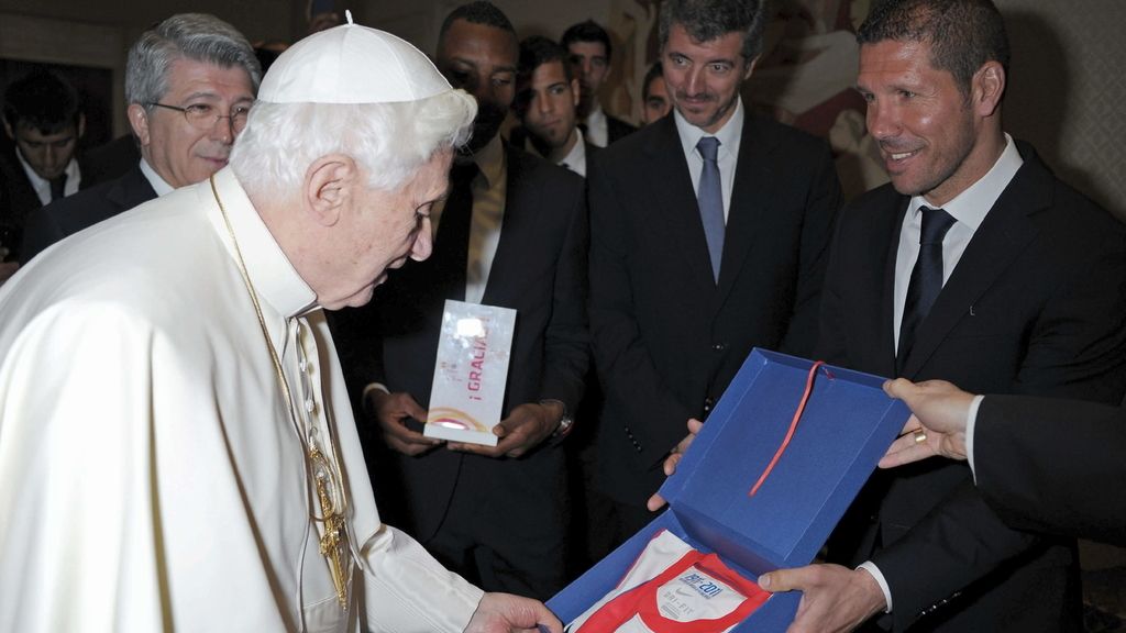 Diego Pablo Simeone, entrega una camiseta al papa Benedicto XVI durante el encuentro privado que mantuvo con los jugadores y la directiva del Atlético de Madrid
