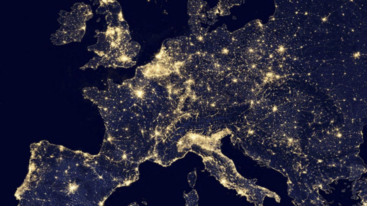 Imágen desde el espacio de Europa de noche