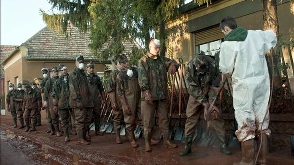 En la imagen del pasado sábado, unos soldados húngaros haciendo fila para ser limpiados con agua durante las labores de recogida de lodos tóxicos en la aldea de Devecser, Hungría. EFE En la imagen del pasado sábado, unos soldados húngaros haciendo fila para ser limpiados con agua durante las labores de recogida de lodos tóxicos en la aldea de Devecser, Hungría. EFE