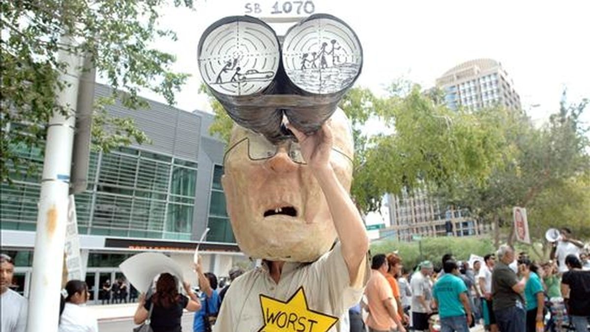 Un hombre lleva un disfraz en representación del alguacil del condado de maricopa el sherif Joe Arpaio quien viste una estrella amarilla que reza "el peor sherif" durante una manifestación, realizada el pasado 22 de julio, en contra de la controvertida Ley SB1070. EFE/Archivo