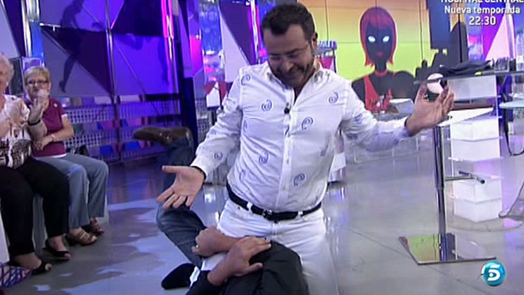 Colaborador y presentador acaban en el suelo