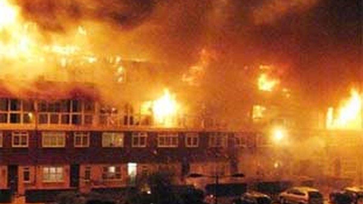 Las televisiones británicas emiten las imágenes del incendio ante la espectacularidad de las llamas. FOTO: Telegraph