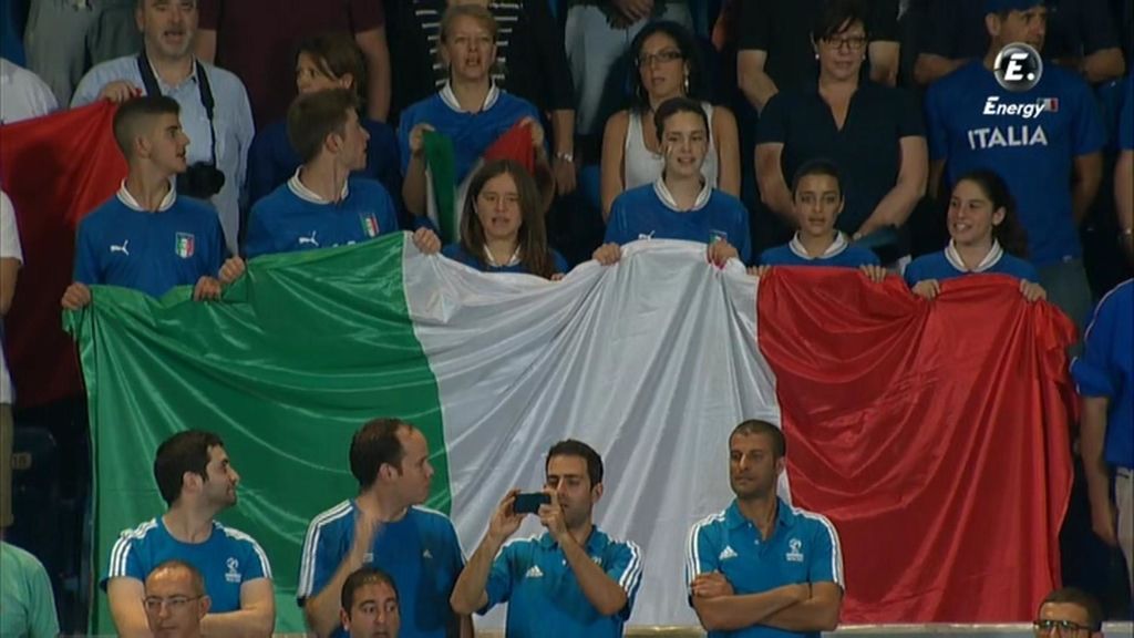 Aficionados italianos cantan el himno antes de comenzar el partido