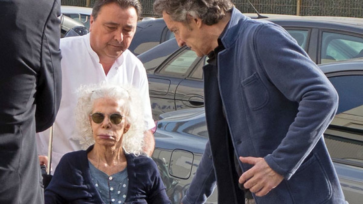 La Duquesa de Alba a su salida del hospital en Sevilla