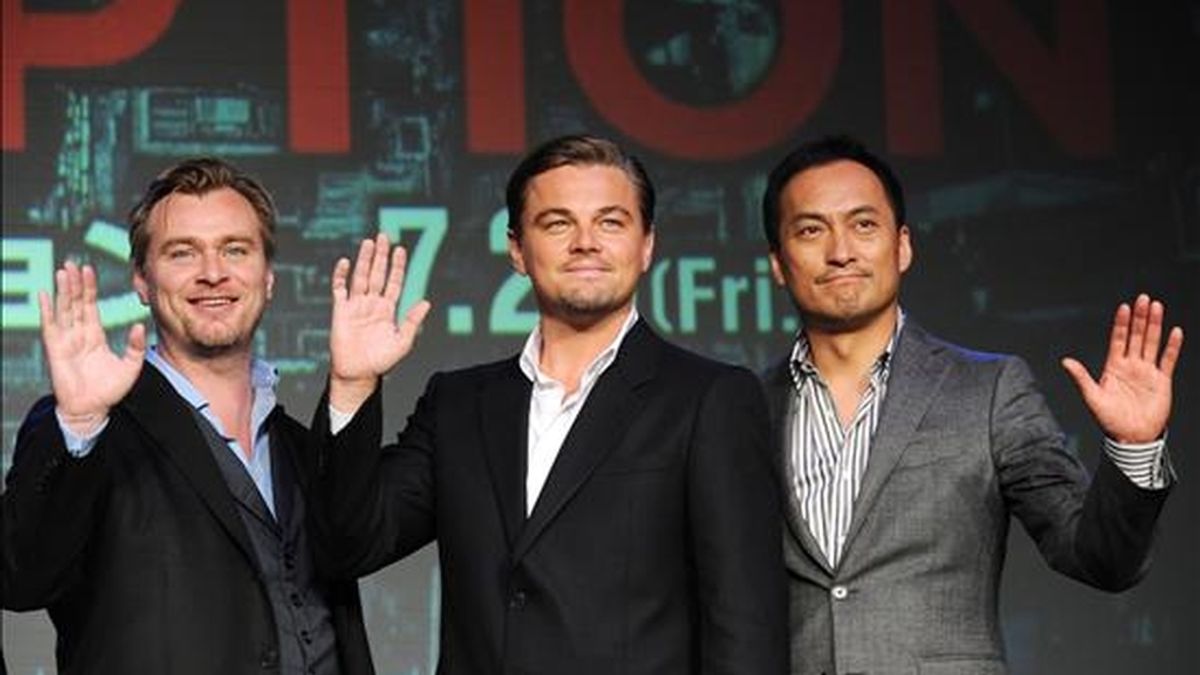 El director británicoestadounidense Christopher Nolan (i), el actor Leonardo DiCaprio (c) y el japonés Ken Watanabe (d) saludan a los fans japoneses hoy, durante una rueda de prensa para promocionar la película "Inception" en Tokio (Japón). EFE