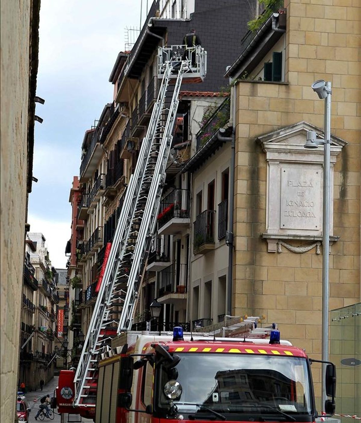 Los bomberos trabajan en el edificio donde una mujer falleció esta madrugada al incendiarse su vivienda, en la calle 31 de Agosto de San Sebastián. EFE