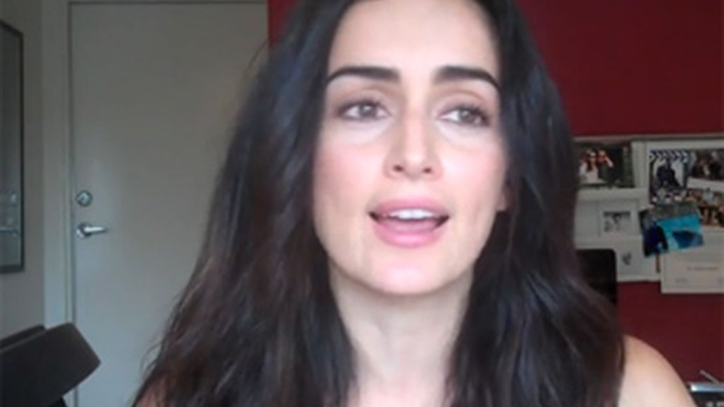 La actriz Ana de la Reguera, en su vídeo de Youtube, en el que engaña a los espectadores para pedirles ayuda para México. Foto: Youtube