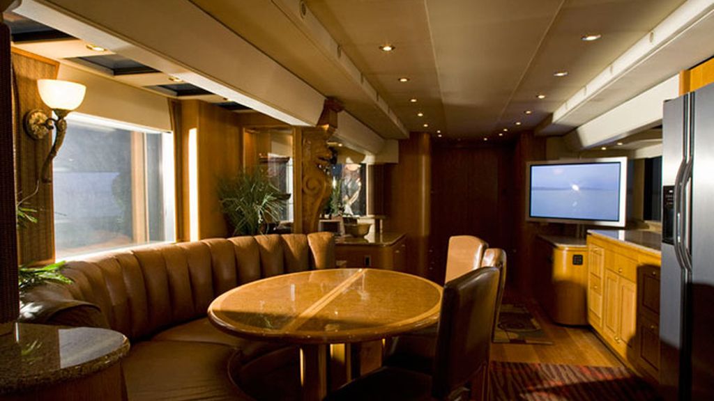 La mansión móvil que Ashton Kutcher lleva al set de 'Dos hombres y medio'