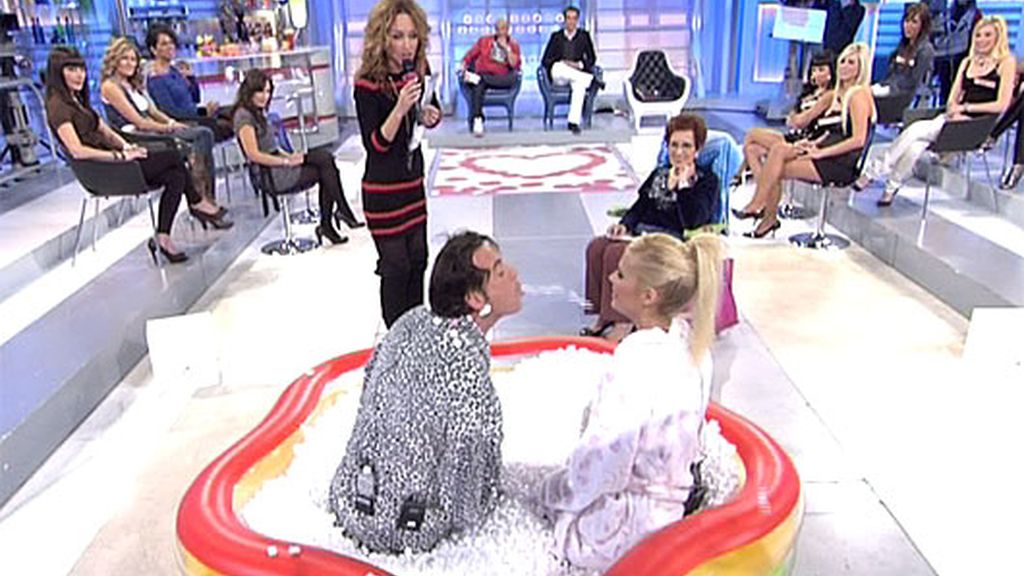 Pipi y Miriam, morreos en el jacuzzi