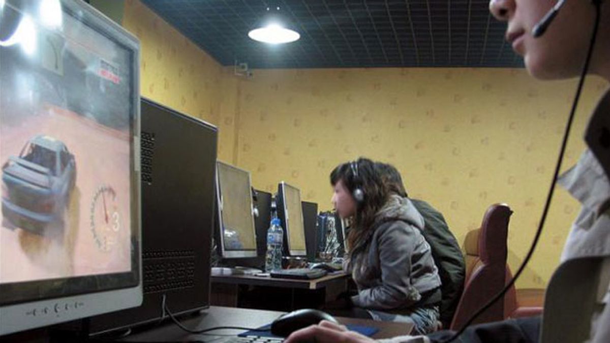 Un grupo de jóvenes en un cibercafé