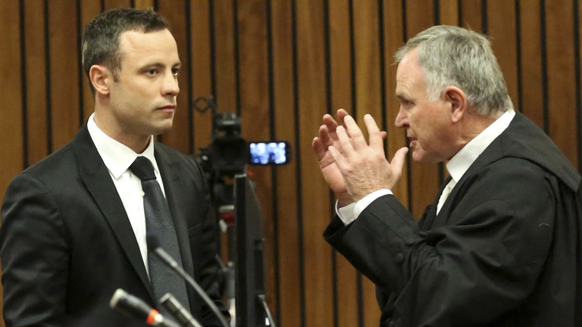 Oscar Pistorius con su abogado Barry Roux