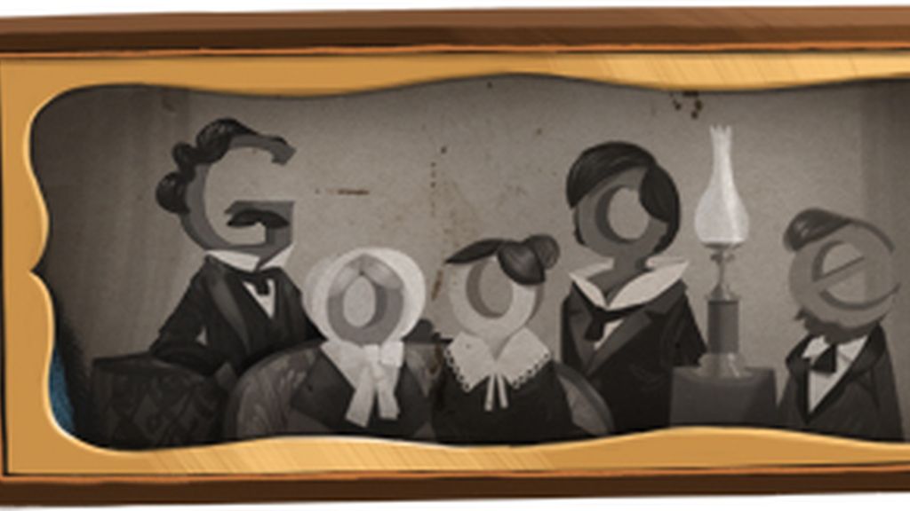 Google ha adaptado su logo como si fuese una imagen en blanco y negro, en referencia a las primeras fotografías hechas por Louis Daguerre.