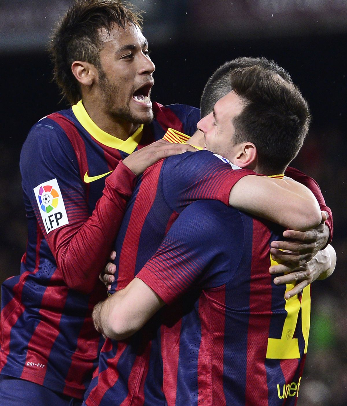 El delantero del FC Barcelona Leo Messi (d) celebra con sus compañeros Iniesta (c) y Neymar jr. (i) el gol marcado al Celta
