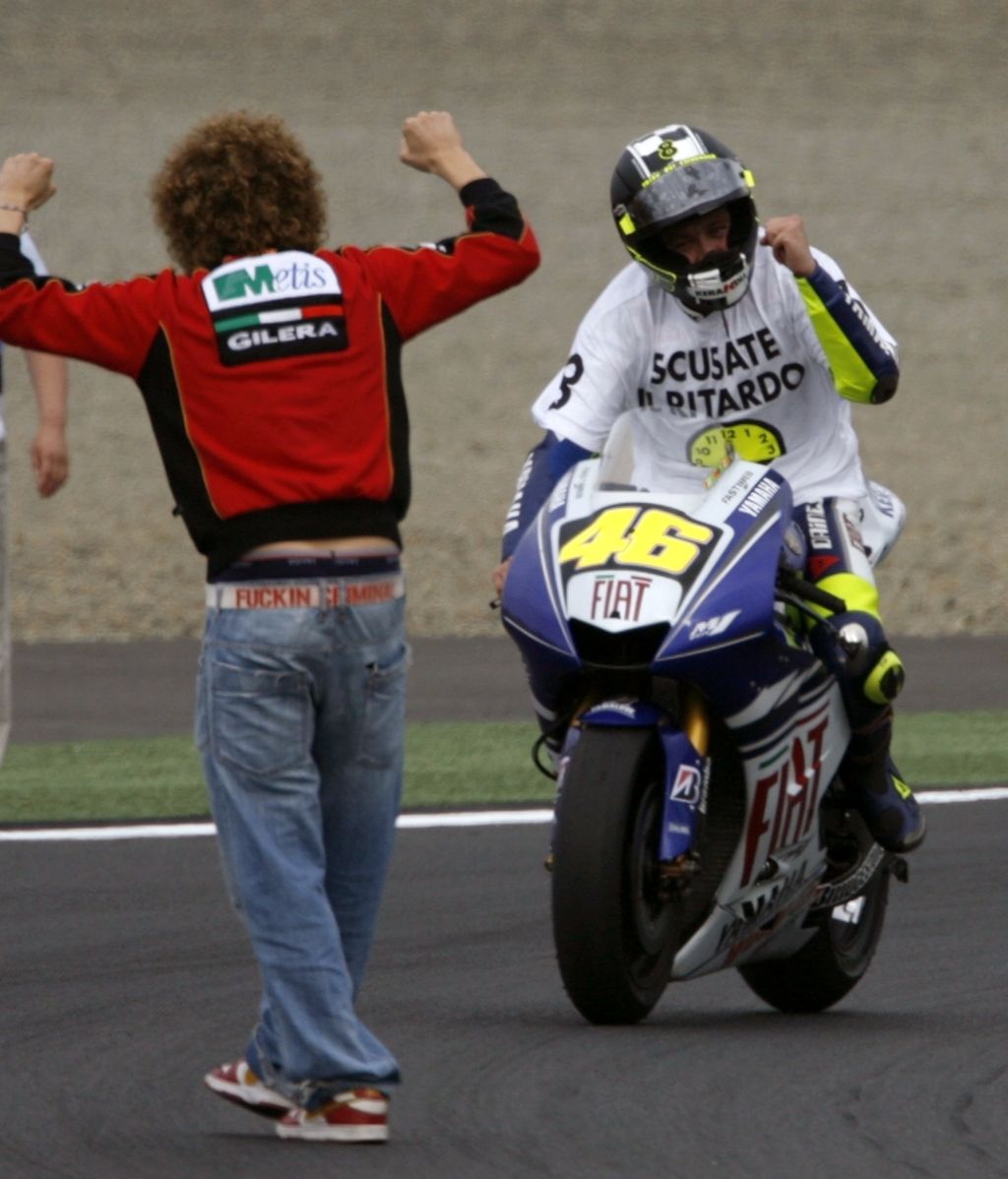 Marco Simoncelli felicita a Valentino Rossi en Motegi (Año 2008)